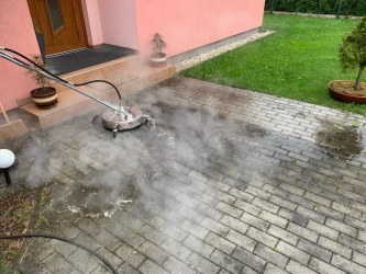 čištění zámkové dlažby